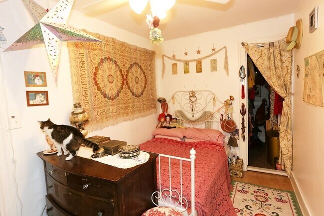 Building Photo - 2647 N Sacramento Ave