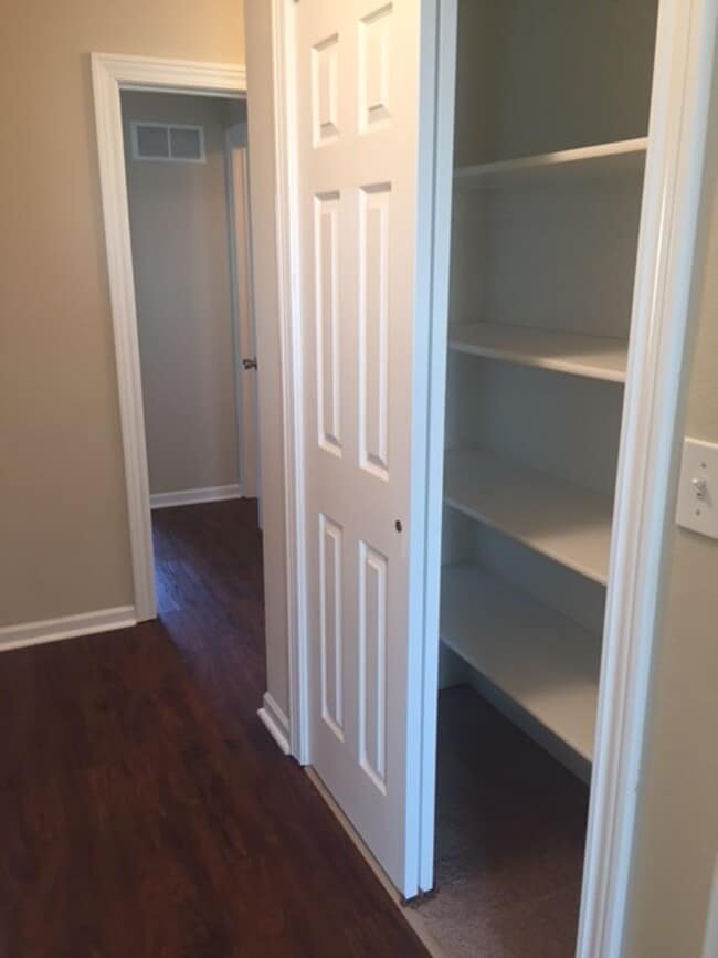 Building Photo - Wonderful 3 bed 3.5 bath near Clinton Lake!