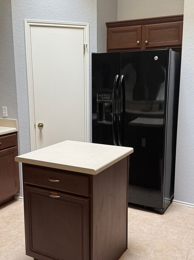 Building Photo - Steeds Crossing / One Story / 3 bedrooms, 2 bath, 2 living / Pflugerville ISD