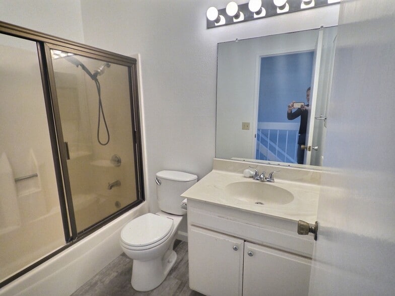Building Photo - 325 E Surfside Dr