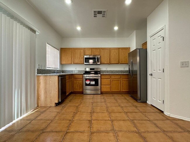 Building Photo - Single Family Home 3 Beds, 2.5 bath, 1 car garage