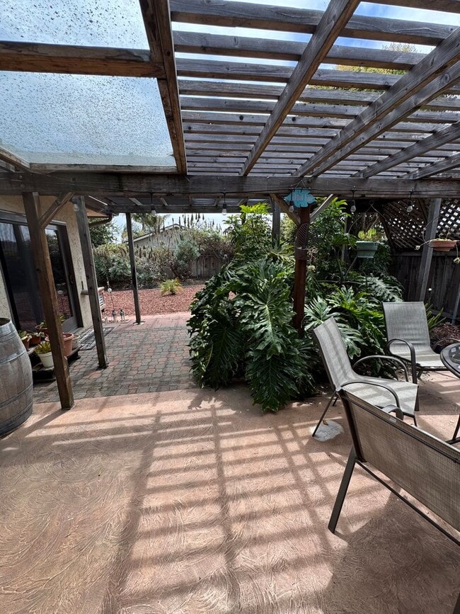 Building Photo - Fully Furnished Home Near the Beach in Gro...