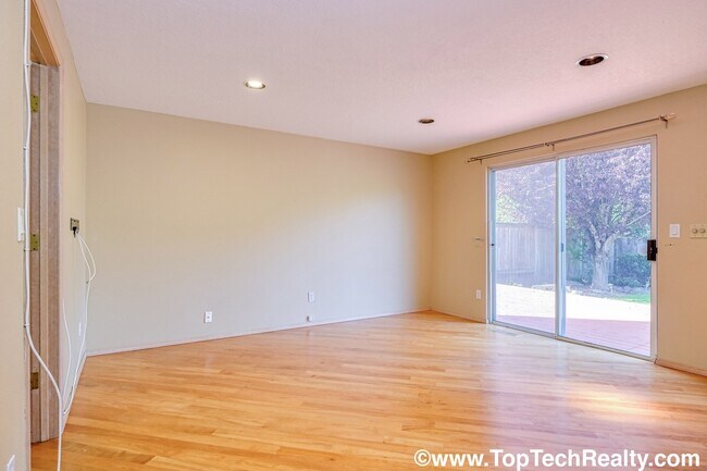 Building Photo - Charming 3 BD* 2.5 BTH Single Family Home In Deerfield Neighborhood! Great Location & Quiet Neigh...