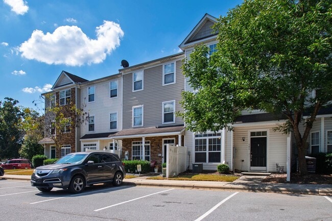 Building Photo - Gorgeous 3BR Townhome with Fresh Updates i...