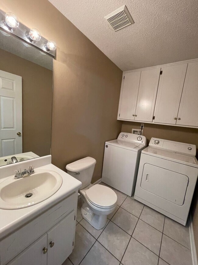 Building Photo - Foxchase Subdivision:  MOVE IN READY!!!!  ...