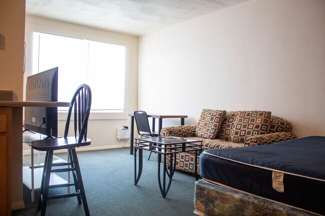 Interior Photo - 512 E Clark St