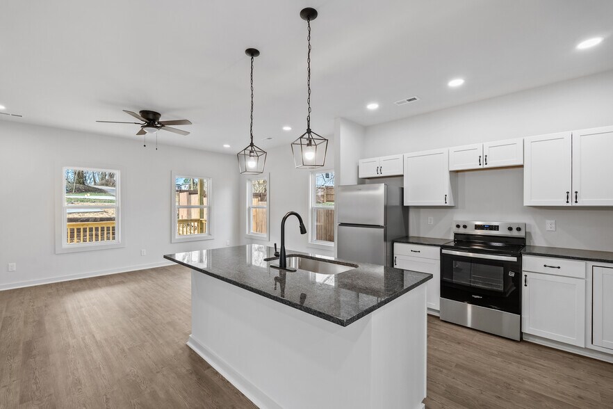 Building Photo - 4621 Julian St