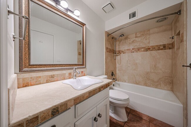 Building Photo - Scottsdale Country Club Living!