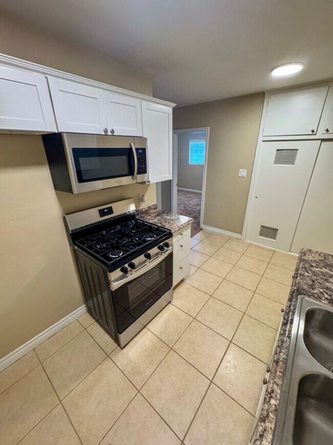 Building Photo - Charming 2 Bed 2 Bath Duplex Home on Large...