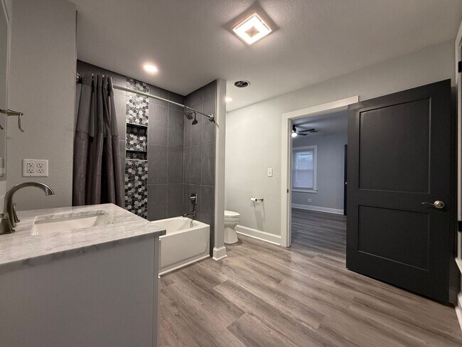 Building Photo - 313 E Bernard Ave