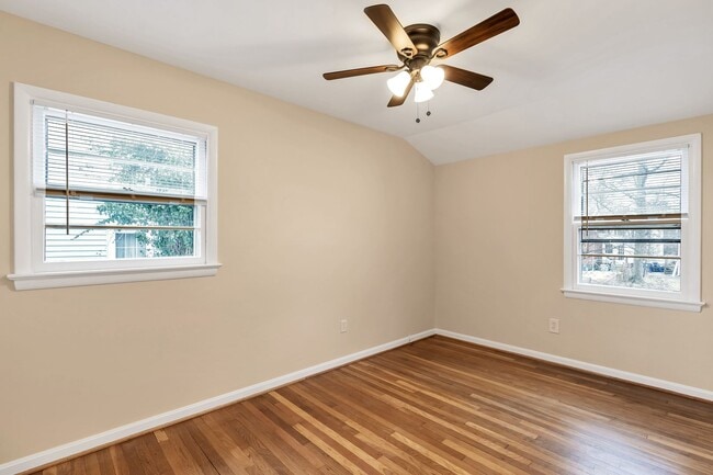 Building Photo - Well Maintained 3 Bedroom 1.5 Bathroom Spl...