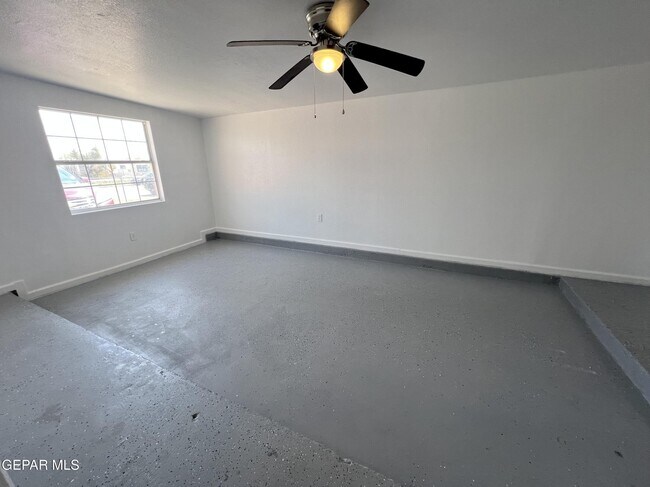 Building Photo - 10009 Jamaica St