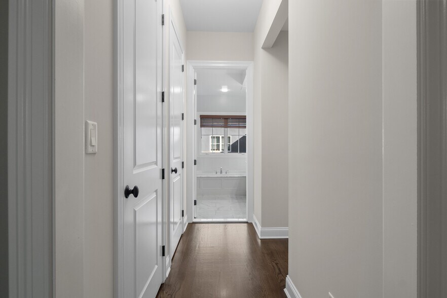 Building Photo - 1600 Kaufer Ln