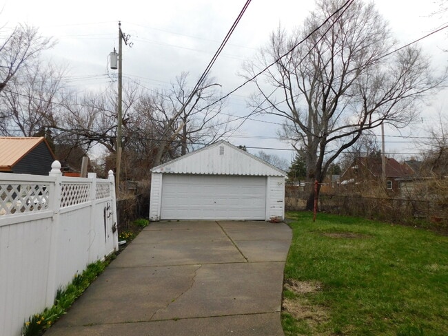 Building Photo - Newly Refreshed Move In Ready Bungalow