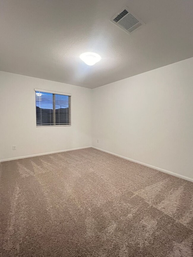 Building Photo - Move in today! 3 bed 2.5 bath 2 story beauty!