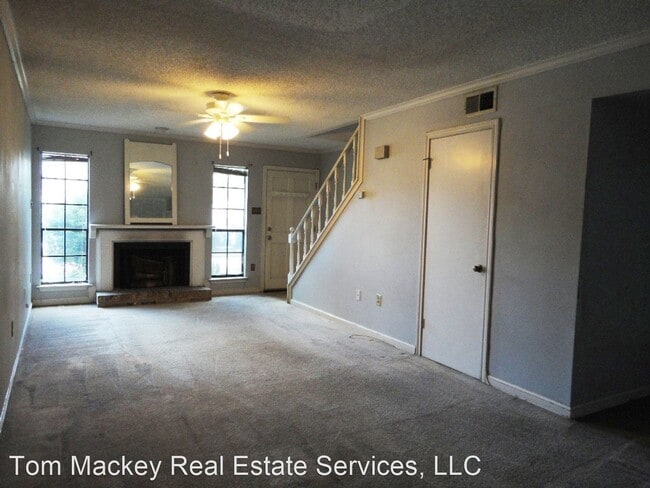 Building Photo - 2 br, 1.5 bath House - 402 LONGWOOD COURT #B