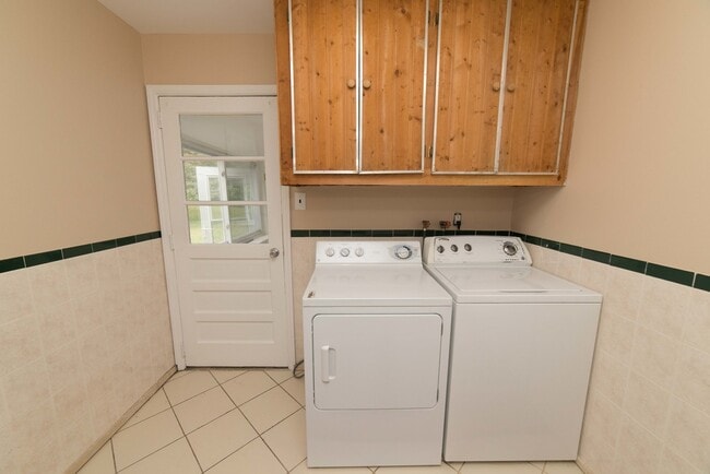 Building Photo - Rose Tree Media SD! Large yard, finished basement, attached garage, electric fireplace and comple...