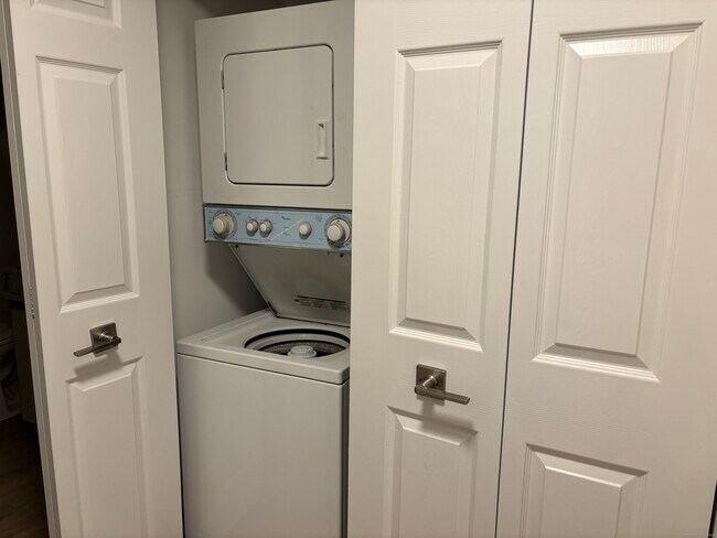 Building Photo - 82 Longview St