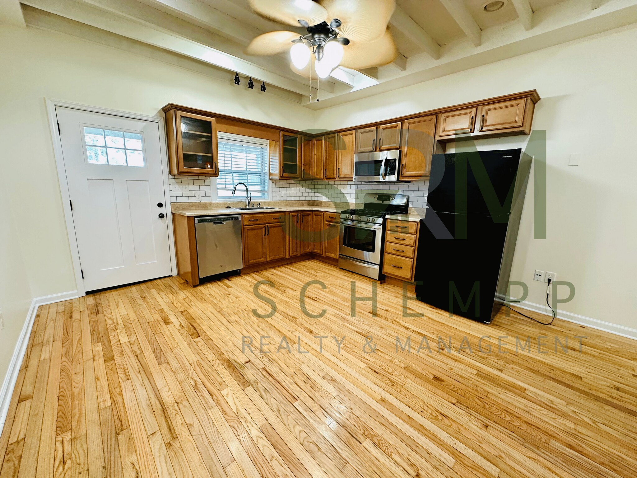 Building Photo - 570 Lilly Ave