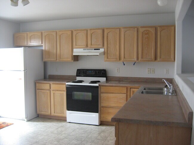 Building Photo - 674 E Clarion Dr