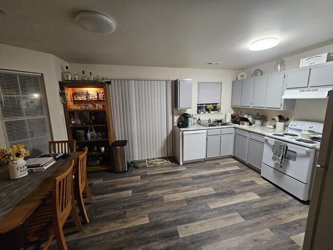 Building Photo - Charming, centrally located, 3 Bed 2 Bath ...