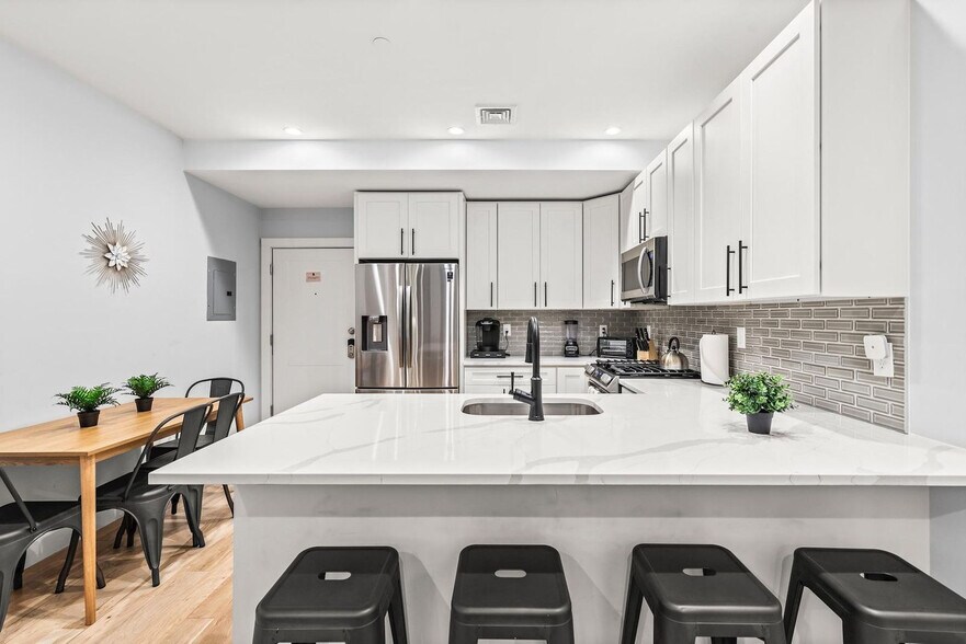 Building Photo - 1011 Bennington St