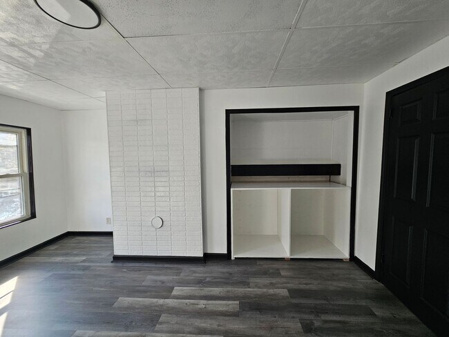Building Photo - Fully Updated 4-bedroom 2 bath house for r...
