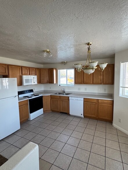Building Photo - 281 E 170 N