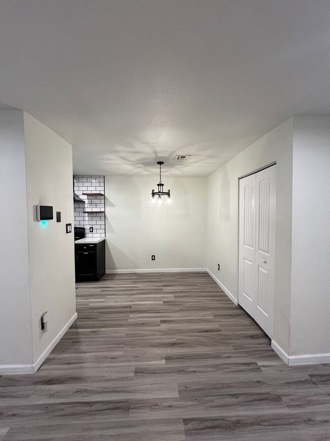 Building Photo - NICE 2 BEDROOM TOWNHOME!