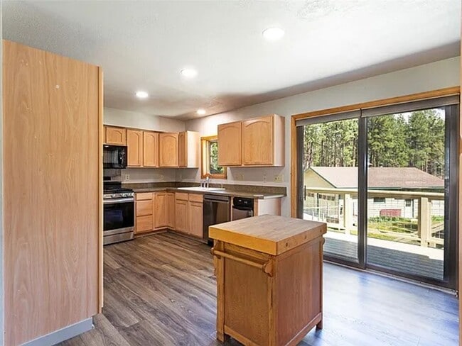 Building Photo - Beautiful spacious 3 bed, 3 bath home situated on 2.53 private acres in Stevensville.