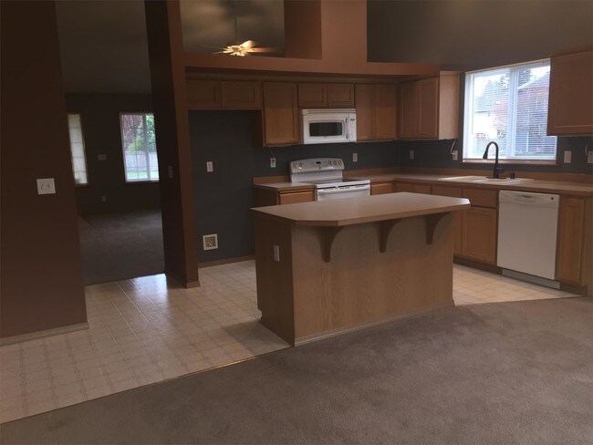 Building Photo - 915 E Galena St