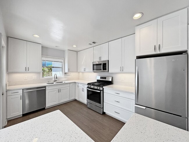 Building Photo - Beautifully Upgraded 2B/2BA House W/ 2-Car...