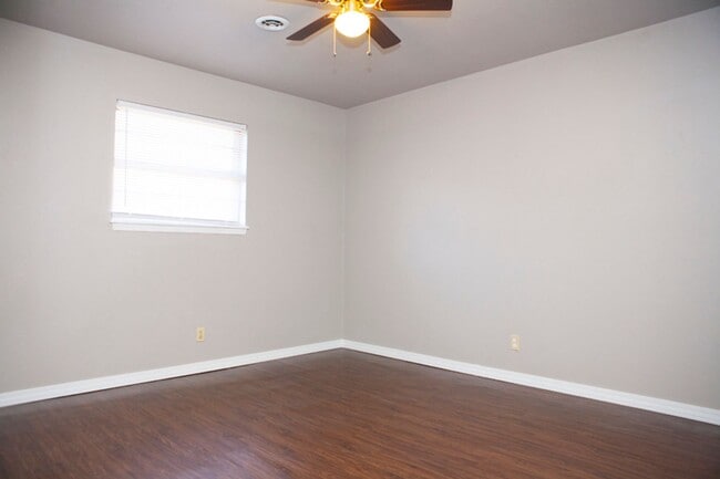 Building Photo - 2-Bedroom, 1-Bathroom Unit @ Rolling Oaks ...