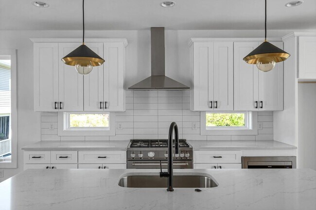 Building Photo - Stunning 4 Bedroom Home w/ Rooftop Deck Close to Downtown Nashville