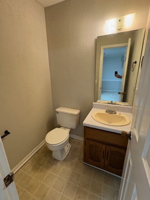 Building Photo - 2700 Thackery Rd