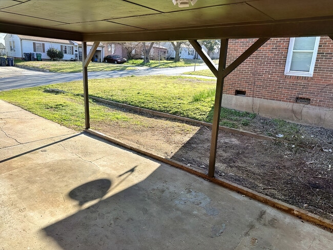 Building Photo - 3221 NE 16th St