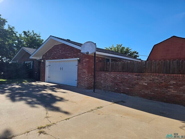 Building Photo - 1801 Eastridge Dr