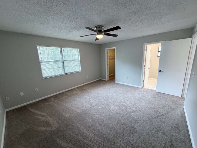 Building Photo - "Charming 3-Bedroom Home with 2 Full Baths in Prime Lakeland Location!"