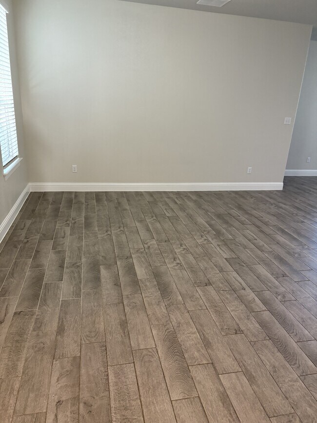 Building Photo - 105 Stone Cyn Dr