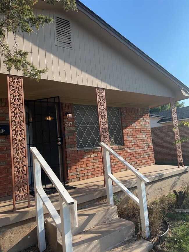 Building Photo - 717 SW Ranch Oak Blvd