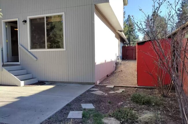 Building Photo - Spacious, updated home with A/C in SW Bend!