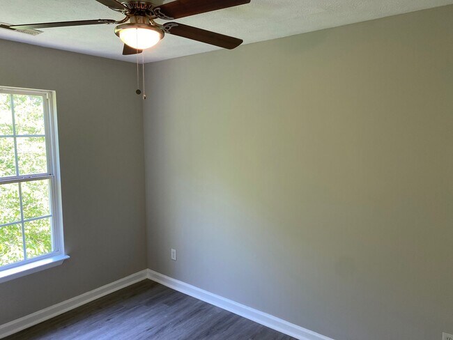 Building Photo - Freshly Renovated 3BR/2BA Home Just 15 Minutes from Downtown Chattanooga!