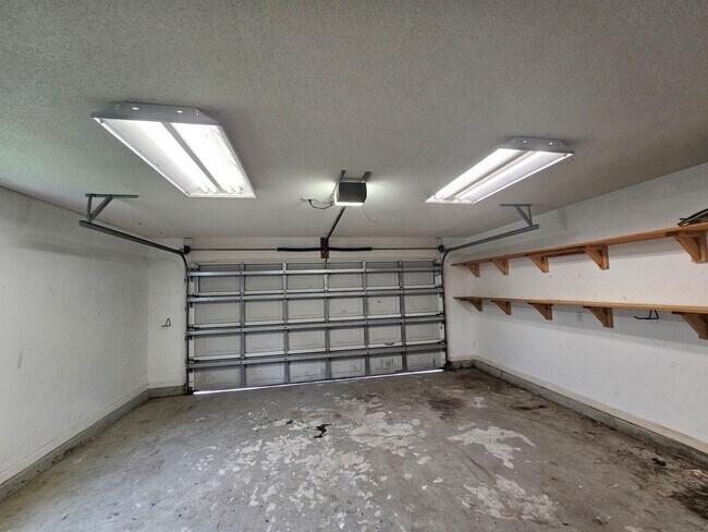 Building Photo - Gorgeous Home in Hubert!