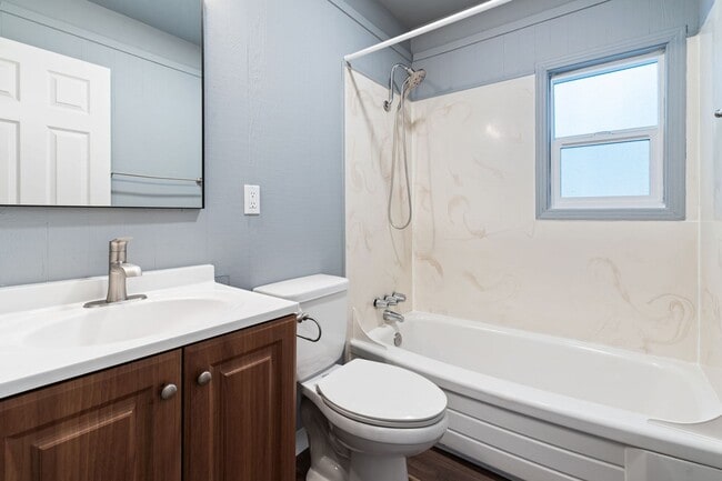 Building Photo - 2224 Helen Ave