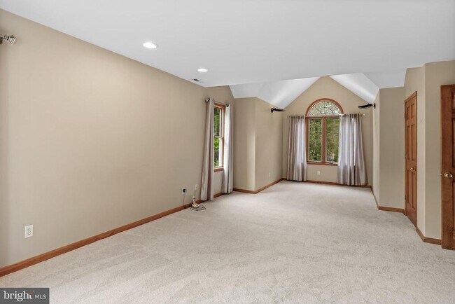 Building Photo - 405 Holly Glen Dr