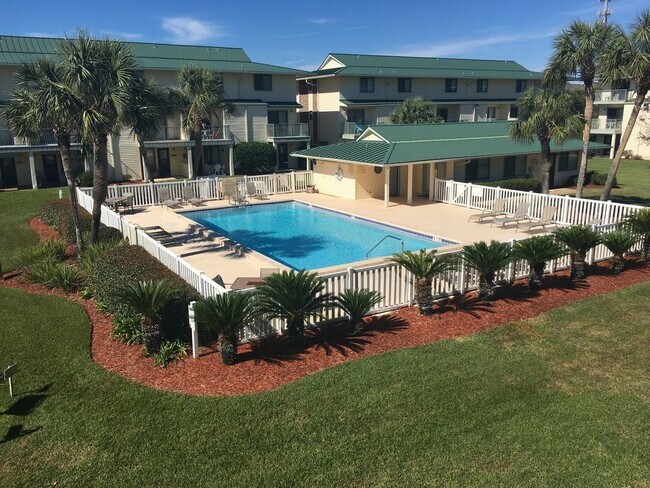 Building Photo - Walking distance to the beach!