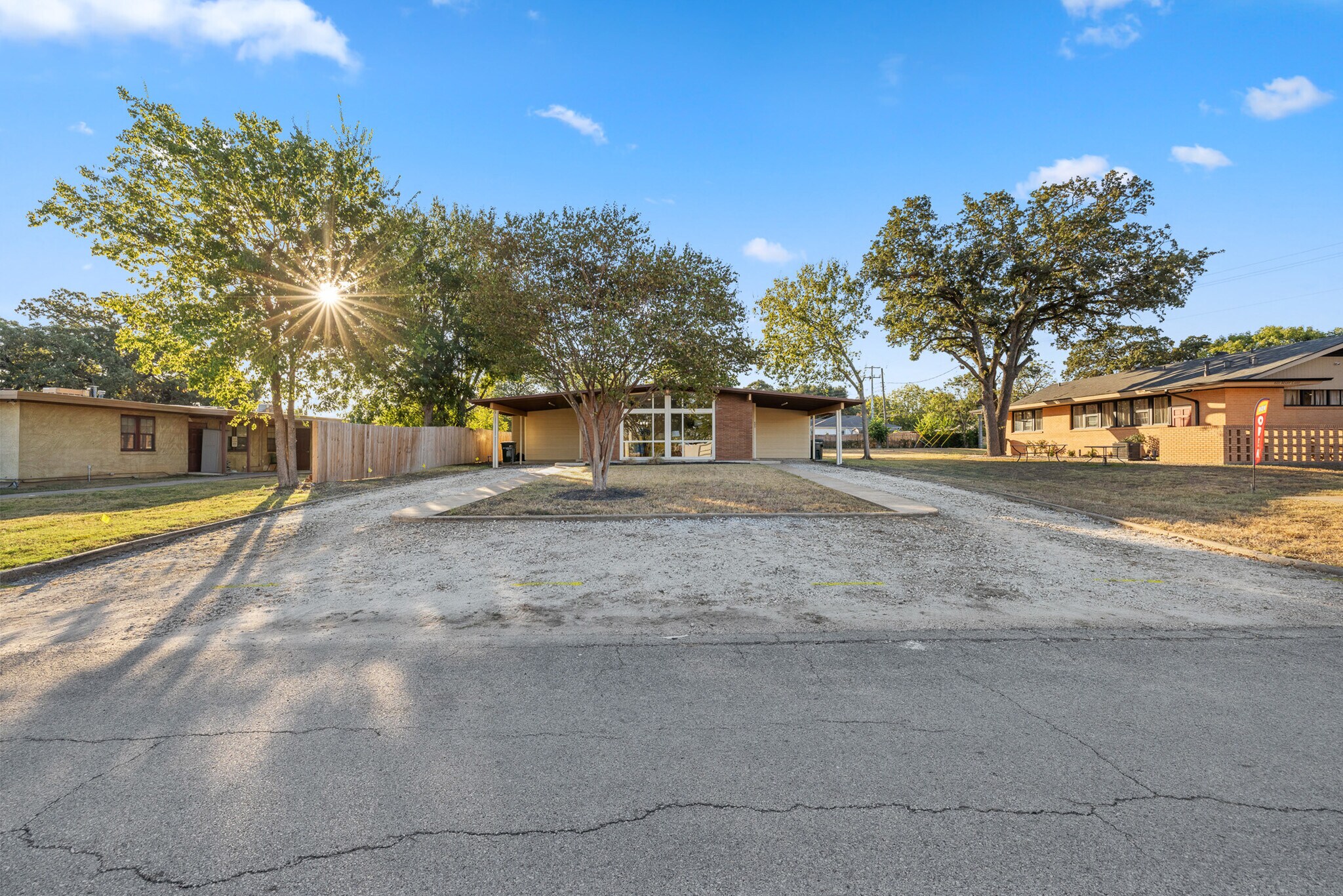 Building Photo - 607 Mary Lake Dr