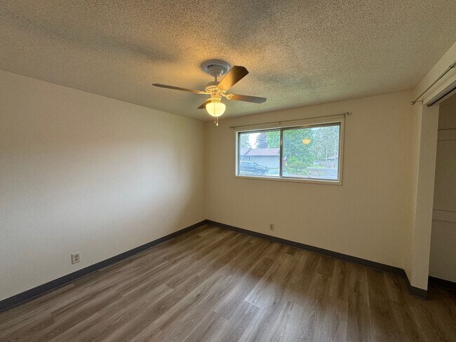 Building Photo - 3 Bedroom, 2 Bath Single Family Home in Cal Young/Gilham Neighborhood