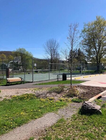 Building Photo - 93 Main St