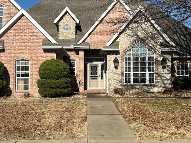 Building Photo - Prime Location 4 Bedroom 3 1/2 bath 2 garages!